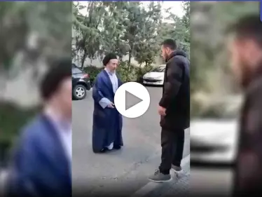 بالفيديو|| دمرتم مستقبلنا.. شاب يصفع رجل دين شيعي على وجهه وسط الطريق في إيران - وكالة ستيب نيوز
