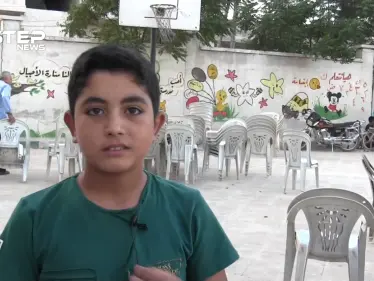 طفل يهدي أنشودة رثاء لـ "عبد الباسط الساروت" خلال حفل تكريم للأيتام - وكالة ستيب نيوز