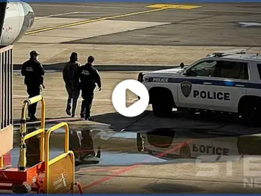 بالفيديو|| الشرطة الأمريكية تطرد مدونة مسلمة شهيرة من داخل طائرة بعد مشاجرة مع راكبة أخرى - وكالة ستيب نيوز