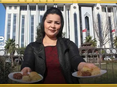 بالصور|| سيدة تركية تحتفل بطلاقها من زوجها.. وتوزع الحلويات على المارة - وكالة ستيب نيوز