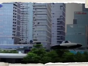 بالفيديو|| لم يأتِ من الفضاء.. طبق طائر في الصين يُحلّق أمام الناس لأول مرة بالعالم - وكالة ستيب نيوز