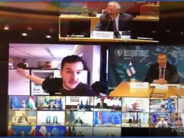 بالفيديو|| صحفي يخترق مؤتمراً سريّاً لـ وزراء الدفاع في أوروبا ويفشله - وكالة ستيب نيوز