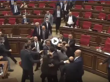 بالفيديو|| شجار وتراشق في البرلمان الأرميني تطور إلى عراك بالأيدي وانتهى بتدخل رجال الأمن - وكالة ستيب نيوز