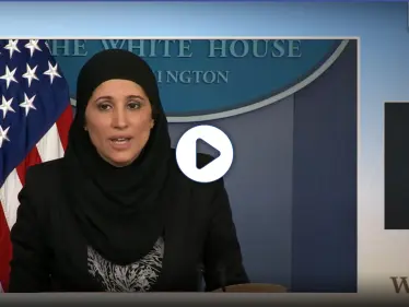 بالفيديو|| في سابقة تاريخية.. مسلمة محجبة تعتلي منصة البيت الأبيض وتعلن إحدى خطط بايدن الاقتصادية - وكالة ستيب نيوز