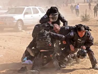 شاهد متظاهرون في جامعة تل أبيب يهتفون للنقب والأمن الإسرائيلي يصيب أهاليها بجروح متفاوتة - وكالة ستيب نيوز