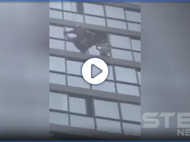 بالفيديو|| لحظات تحبس الأنفاس خلال إنقاذ طفلة عالقة على شرفة الطابق الـ14 - وكالة ستيب نيوز