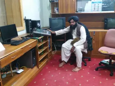 شاهد|| طالبان تبثّ "صوت الشريعة" من داخل مبنى الإذاعة والتلفزيون بهلمند بعد السيطرة عليها - وكالة ستيب نيوز