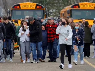 مذبحة ميشيغان.. قتلى بإطلاق نار داخل ثانوية أمريكية وفيديو يوثّق شجاعة الطلاب - وكالة ستيب نيوز