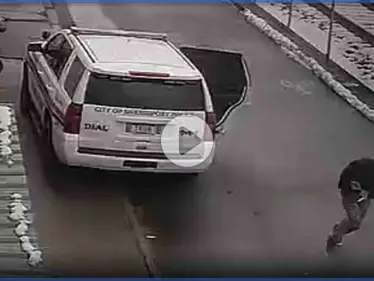 بالفيديو|| رجل مكبل اليدين يطلق الرصاص على ضابط شرطة أمريكي ويلوذ بالفرار - وكالة ستيب نيوز