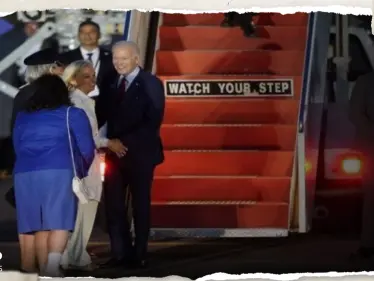 شاهد|| عبارة كتبت على درج طائرة بايدن تثير السخرية.. وحركة غريبة للرئيس الأمريكي لحظة نزوله - وكالة ستيب نيوز