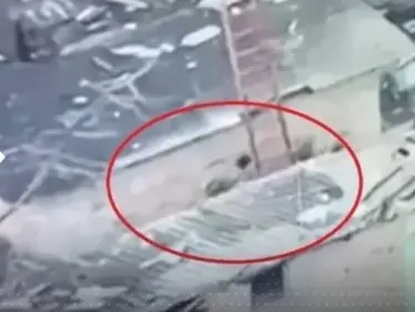 طائرة درون أوكرانية توثق مشهداً "صادماً" لما فعله جنود روس بقائدهم الجريح (فيديو) - وكالة ستيب نيوز