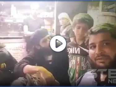 بالفيديو|| الألم واحد .. شبان مهجرين ينشدون تحية لطفل عراقي بـ إدلب والأخير يذرف الدموع - وكالة ستيب نيوز