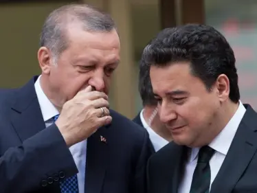 علي باباجان يفتح النار على أردوغان بتهديده حكمه ويشكو العقلية "الوصائية" - وكالة ستيب نيوز