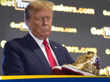 شاهد|| مجموعة أحذية ترامب الذهبية تباع بالكامل بعد ساعات من إطلاقها - وكالة ستيب نيوز