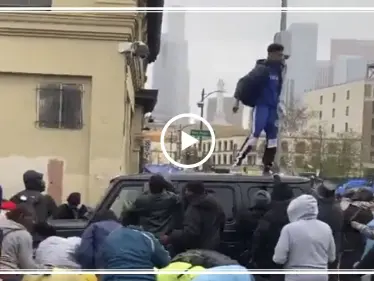 بالفيديو|| مطرب شهير يوزع كميات ضخمة من الأموال على الفقراء بطريقة جنونية - وكالة ستيب نيوز