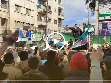تنديداً بحملة النظام السوري وروسيا العسكرية، أهالي إدلب يتظاهرون بالمئات - وكالة ستيب نيوز