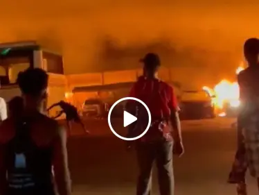 بالفيديو|| العثور على 91 جثة عقب انفجار خزان وقود في سيراليون.. والحريق يلتهم منازل ومتاجر قريبة - وكالة ستيب نيوز