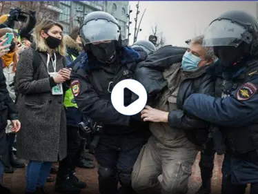 بالفيديو|| اشتباك بكرات الثلج بين معارضين والقوات الروسية بموسكو.. وقرار جديد ينتظر روسيا بعد انتقاداتٍ دولية - وكالة ستيب نيوز