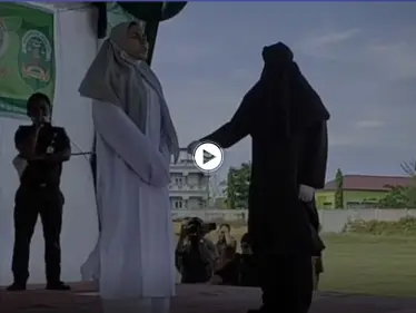 بالفيديو|| انهيار امرأة بعد جلدها 100 مرة هي وعشيقها في إندونيسيا وسقوطها على الأرض - وكالة ستيب نيوز