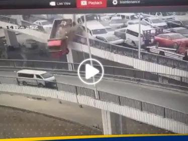 السيارات تتساقط من أعلى جسر.. فيديو لحادث مروري 