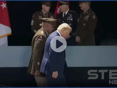 ترامب ليس على مايرام.. تصرفات غريبة على الرئيس الأمريكي تشعل موجة جدل (فيديو) - وكالة ستيب نيوز