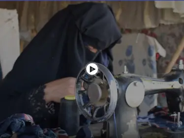 بالفيديو || سيدتان بمخيم تل البيعة في الرقة تحيكان الملابس وتُعلمان مهنة الخياطة.. هذه قصتهما - وكالة ستيب نيوز