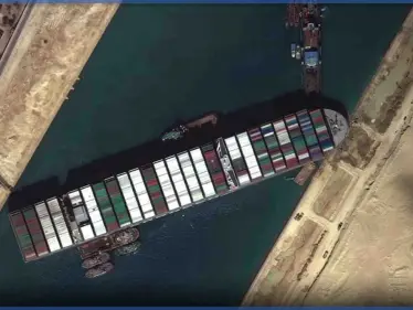 بالفيديو || تفاعل جزئي للسفينة الجانحة في قناة السويس والسفن المحيطة تُطلق أبواقها احتفالًا - وكالة ستيب نيوز