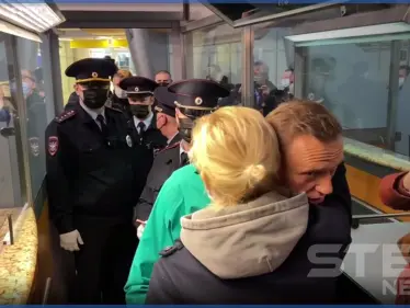 بالفيديو|| لحظة توقيف المعارض الروسي أليكسي نافالني في المطار.. ومطالبات دولية بالإفراج عنه - وكالة ستيب نيوز