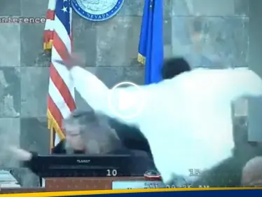 شاهد|| لحظة قفز متهم على قاضية أمريكية ليبرحها ضرباً داخل المحكمة - وكالة ستيب نيوز