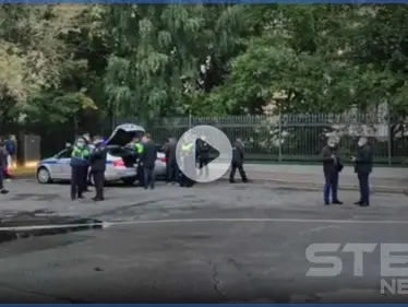 بالفيديو|| روسي مخمور يقتحم مقر السفير الأمريكي في موسكو بسيارة وواشنطن تحقق - وكالة ستيب نيوز