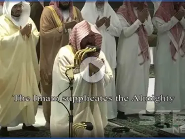 بالفيديو|| لحظات مؤثرة لإزالة الحواجز حول الكعبة.. وإقامة أول صلاة تراويح - وكالة ستيب نيوز