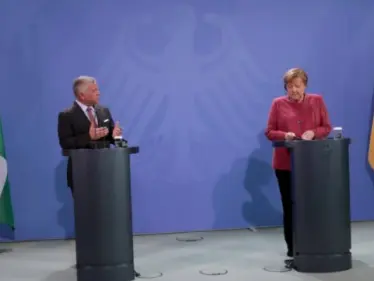 يُهدى فقط للملوك والرؤساء.. ملك عربي يمنح المستشارة الألمانية أنجيلا ميركل وسام النهضة المُرصّع - وكالة ستيب نيوز