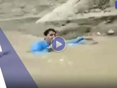 بالفيديو|| مياه السيول تجرف مذيعاً على الهواء مباشرة - وكالة ستيب نيوز