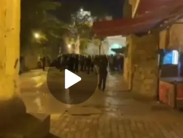 بالفيديو|| في حركةٍ مستفزة.. عشرات المستوطنين يرقصون أمام أحد أبواب المسجد الأقصى - وكالة ستيب نيوز