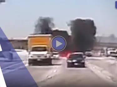 بالفيديو|| بطريقة هوليودية.. سقوط طائرة وسط طريق سريع حولها إلى كرة من النيران - وكالة ستيب نيوز