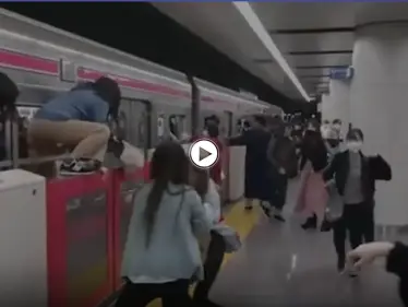 بالفيديو|| ركاب مترو طوكيو يقفزون من النوافذ بسبب مهاجم يحمل سكيناً افتعل حريقاً على متنه - وكالة ستيب نيوز