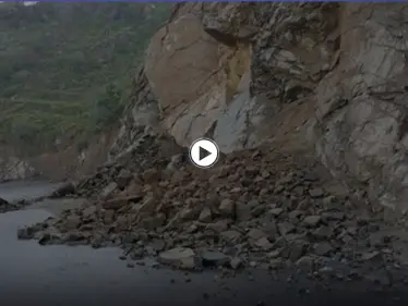 بالفيديو|| انهيارات صخرية وانقطاع للطرق في السعودية بسبب الأمطار الغزيرة - وكالة ستيب نيوز