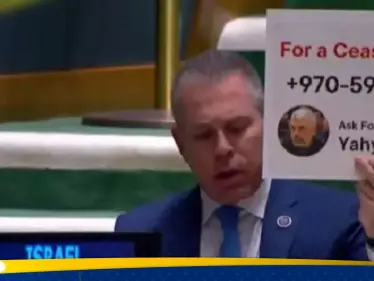 شاهد|| مندوب إسرائيل في الأمم المتحدة يرفع صورة السنوار ورقم هاتفه مطالباً الاتصال به - وكالة ستيب نيوز