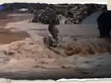 بالفيديو|| شاب ليبي يصارع للبقاء حيّاً وسط سيول جارفة خلال "كارثة درنة" - وكالة ستيب نيوز