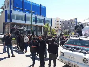 احتجاجات وقطع طرقات في السويداء بعد مقتل شخص على يد قوات أمن النظام السوري - وكالة ستيب نيوز