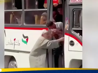 بالفيديو||  سقوط مسن من حافلة يثير غضب المصريين ويحرك الحكومة - وكالة ستيب نيوز