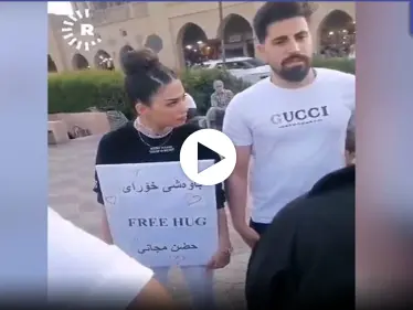 شاهد بالفيديو|| تصريح جديد للفتاة التي كانت توزّع "حضن مجاني" في أربيل وطُردت من أهل المنطقة - وكالة ستيب نيوز