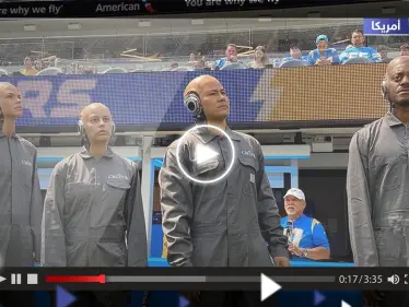 بالفيديو|| روبوتات تقتحم مباراة كرة قدم في الولايات المتحدة وتخيف الجماهير - وكالة ستيب نيوز