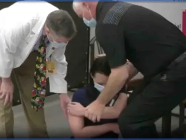 بالفيديو|| ممرضة يغمى عليها عقب تلقيها لقاح كورونا مباشرة.. ورئيس البرازيل يحذّر من عوارض غريبة له - وكالة ستيب نيوز