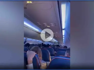 بالفيديو|| تعطل محرك طائرة في كبد السماء.. وعدسة الكاميرا ترصد حالة المسافرين فيها - وكالة ستيب نيوز