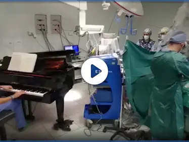 بالفيديو|| موسيقى البيانو تساعد في نجاح عملية جراحية دقيقة والتمكن من إزالة ورم سرطاني - وكالة ستيب نيوز