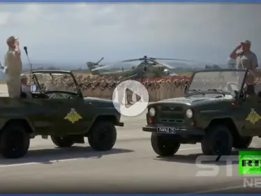 بالفيديو || بمناسبة وطنية روسية.. عرض عسكري في قاعدة حميميم على الساحل السوري - وكالة ستيب نيوز