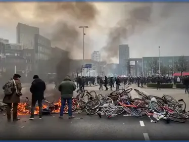 القرار الأوّل منذ الحرب العالمية الثانية.. مظاهرات وأعمال شغب بـ هولندا وإحراق دمية بهيئة فرديريكسن (فيديو) - وكالة ستيب نيوز