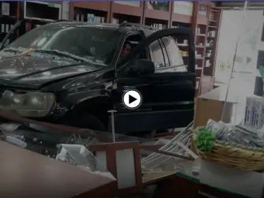 بالفيديو|| سيدة لبنانية تقتحم بسيارتها رباعية الدفع صيدلية في منطقة يسوع الملك - وكالة ستيب نيوز