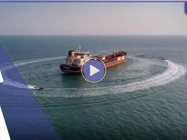 بالفيديو || زوارق سريعة صنعت دوامة حولها.. لقطات تُظهر احتجاز إيران سفينة تحمل وقوداً بالبحر - وكالة ستيب نيوز